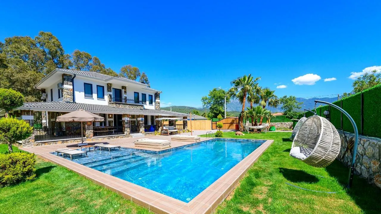 Oeluedeniz'De Oezel Havuzlu 5 Bedroom Lueks Villa Albera Fethiye