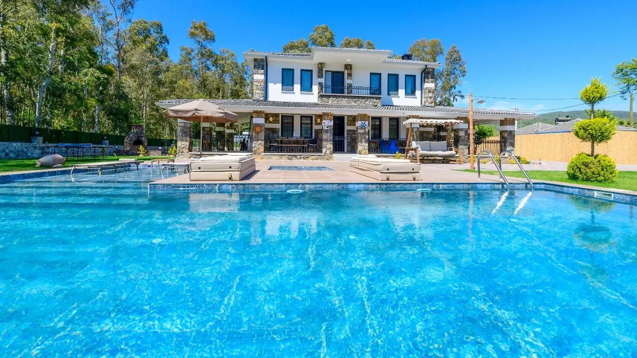 Oeluedeniz'De Oezel Havuzlu 5 Bedroom Lueks Villa Albera Fethiye