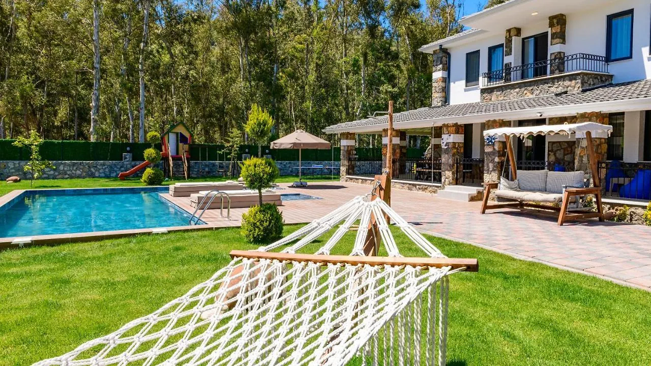 Oeluedeniz'De Oezel Havuzlu 5 Bedroom Lueks Villa Albera Fethiye