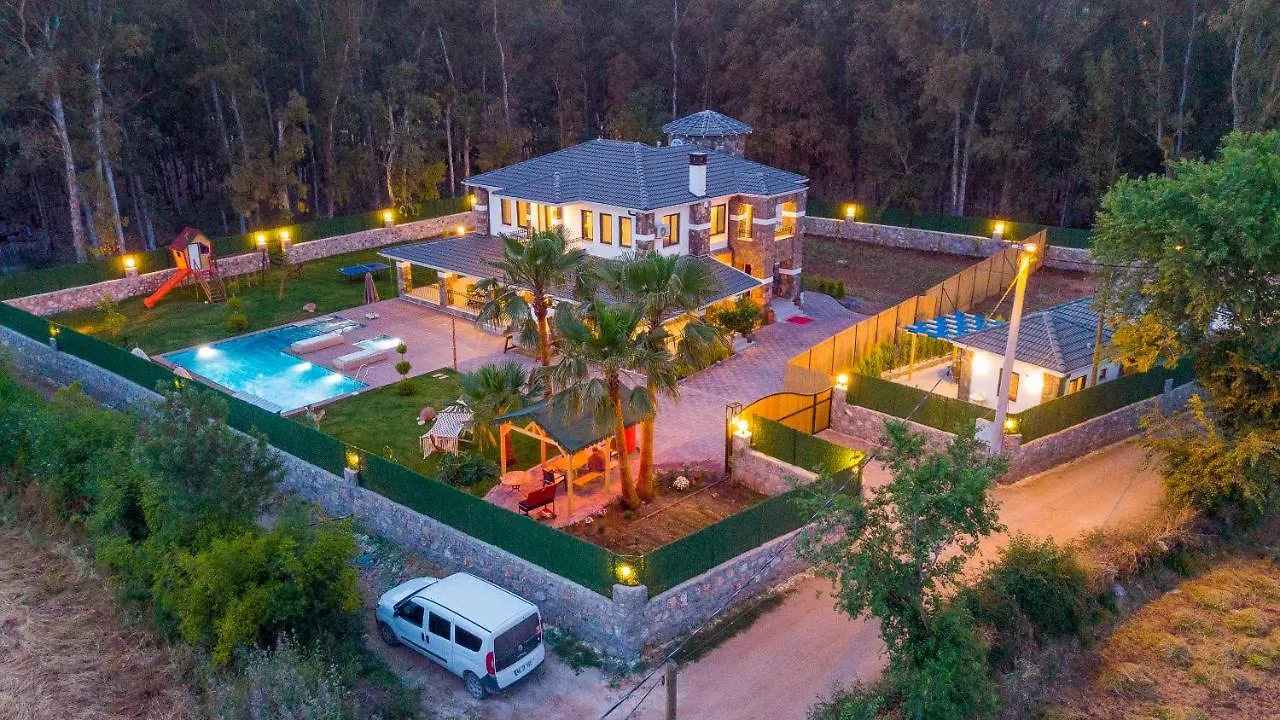 Oeluedeniz'De Oezel Havuzlu 5 Bedroom Lueks Villa Albera Fethiye