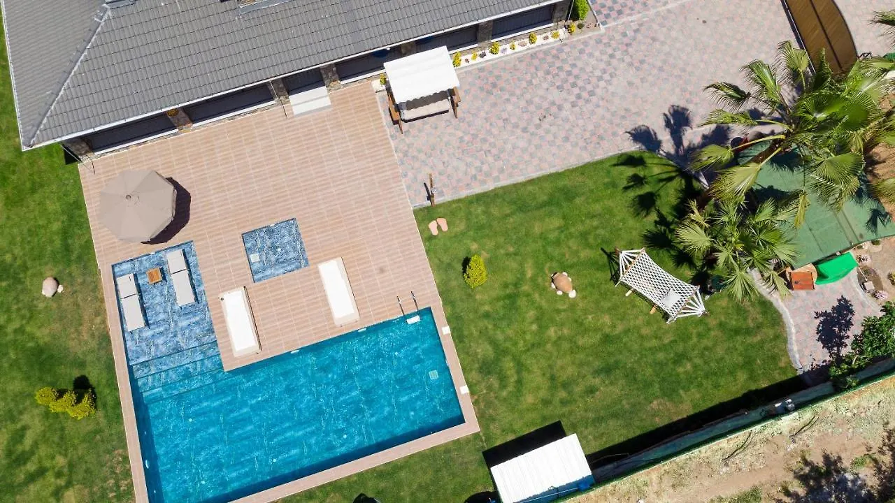 Oeluedeniz'De Oezel Havuzlu 5 Bedroom Lueks Villa Albera Fethiye