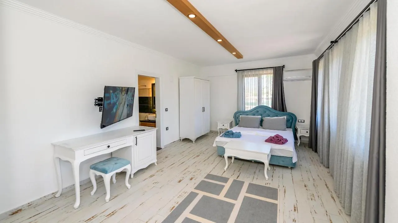 Oeluedeniz'De Oezel Havuzlu 5 Bedroom Lueks Villa Albera Fethiye