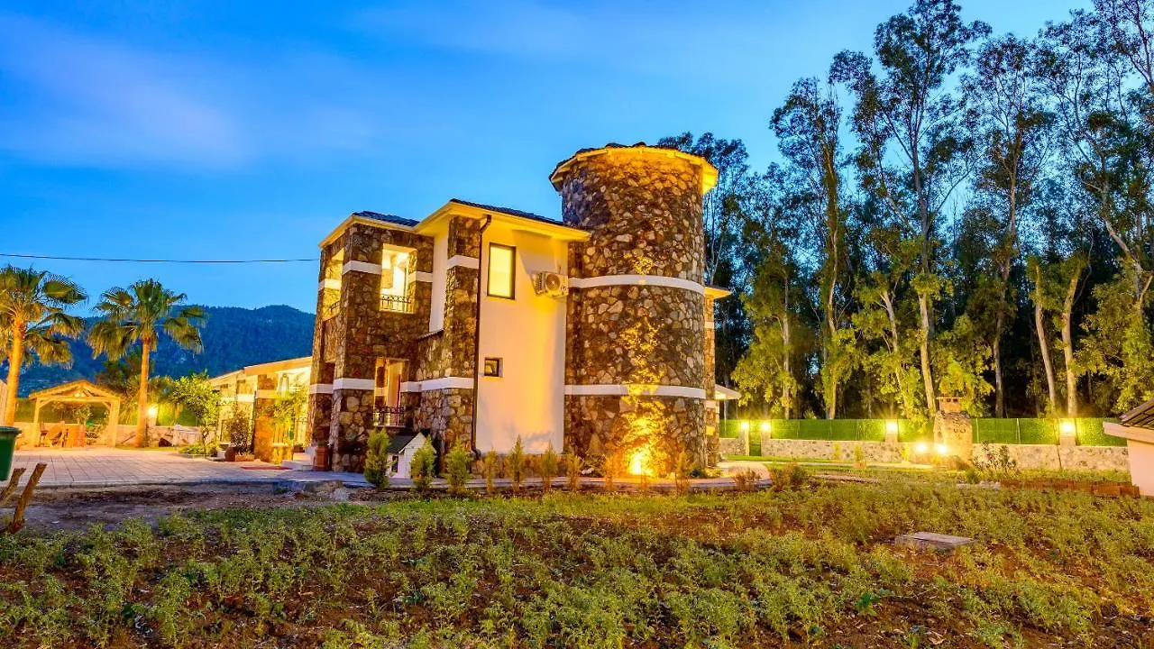 Oeluedeniz'De Oezel Havuzlu 5 Bedroom Lueks Villa Albera Fethiye